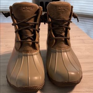 Sperry women’s suede tan saltwater duck boots